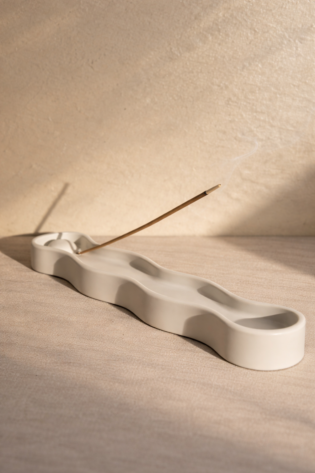 Suporte de Incenso em Cimento Branco | Ondas