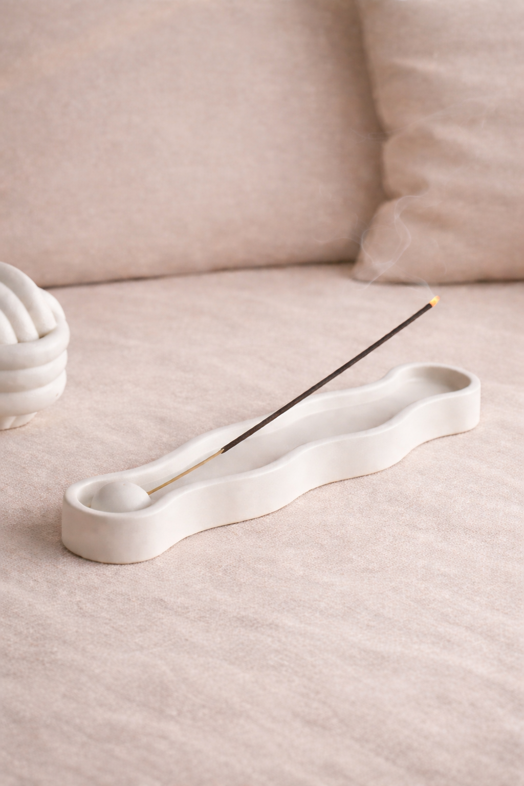 Suporte de Incenso em Cimento Branco | Ondas